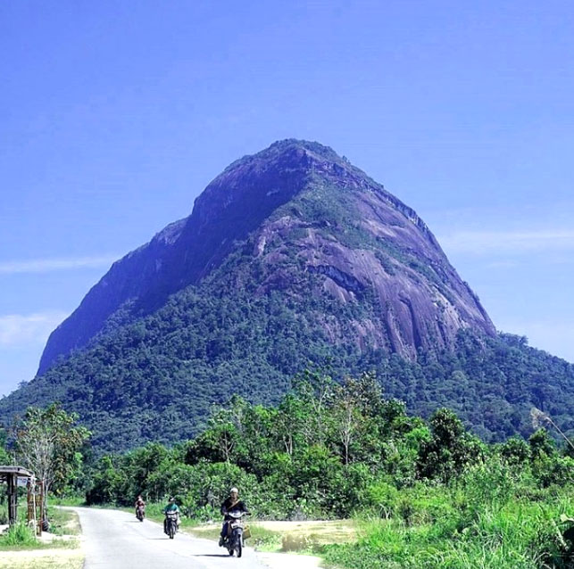 Foto Bukit Kelam dari Samping