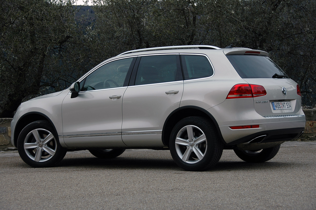 2011 Volkswagen Touareg R Hybrid Reviews and Pictures 