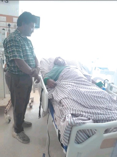 वरिष्ठ पत्रकार राजेश गुप्ता से रामकृष्ण अस्पताल मे मिलने गये प्रेस क्लब अध्यक्ष दामु आम्बेडारे