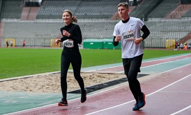 Crown Princess Elisabeth wore a black long-sleeved seamless running t-shirt by Kiprun. Asics Gel-Cumulus 24 shoes