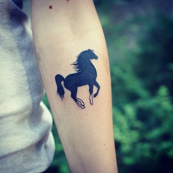 blackwork_cavalo_antebraço_tatuagem