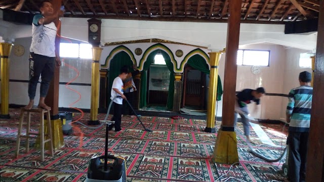 Kegiatan Bersih-bersih Masjid Jami Dusun Losari Desa Pagergunung Kecamatan Ngablak bersama Jamaah Riyadhoh Wisata Hati Magelang