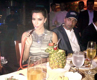 Kim Kardashian fumando cachimba