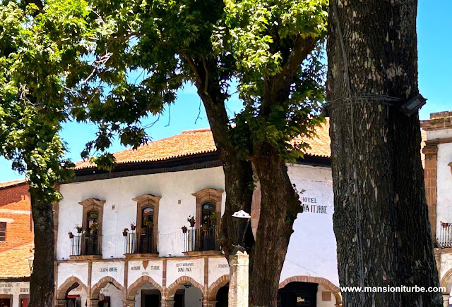 Hotel Mansion Iturbe in front of Vasco de Quiroga Square