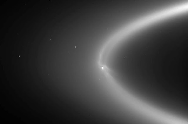 kepulan-butiran-es-dari-enceladus-ke-cincin-e-saturnus-informasi-astronomi