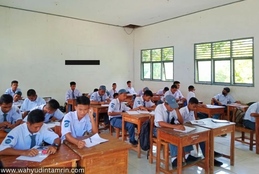 Siswa SMK Negeri 2 Maros sedang belajar