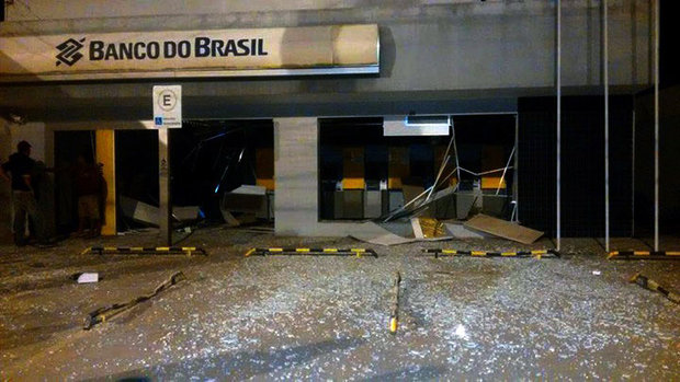 Quadrilha cerca delegacia, faz moradores reféns e explode agência na Bahia (Foto: Bahianamidia.com)