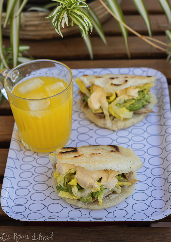 Arepas de pollo y aguacate con salsa ranchera casera #arepas #singluten #sinlactosa