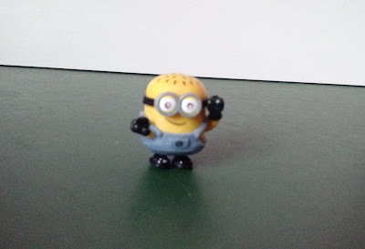 Miniatura de vinil articulada nos braços de Minion do bem 3 cm de altura  R$ 10,00