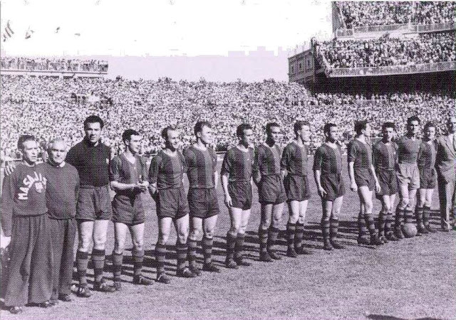 F. C. BARCELONA. Temporada 1951-52. Ángel Mur (masajista), Modesto (utillero), Velasco, Manchón, César, Kubala, Basora, Biosca, Vila, Seguer, Martí, Bosch, Ramallets, Gonzalvo III y Fernando Daucik (entrenador). C. F. BARCELONA 4 VALENCIA C. F 2. 25/05/1952. Copa del Generalísimo, final. Madrid, estadio de Chamartín. GOLES: 0-1: 1’, Badenes. 0-2: 28’, Badenes. 1-2: 38’, Basora. 2-2: 70’, Vila. 3-2: 96’, Kubala. 4-2: 119’, César. El Barcelona gana su 11º título de Copa.