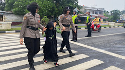 Polwan Polres Tebo Rutin Mengatur Lalu Lintas Dan Bantu Anak Sekolah Menyeberang 