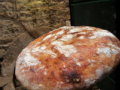 Kruh ispod lonca / Bread beneath the pot