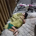 Viral Anak ini Tidur di Emperan Toko dengan Kasur Lusuh dan Sepeda Kecil Pergi Mencari Bapaknya Sendirian