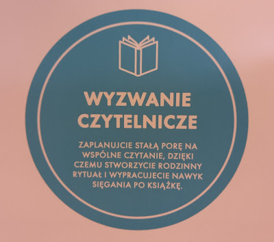 Treść wyzwania czytelniczego naniesiona na niebieskie koło.