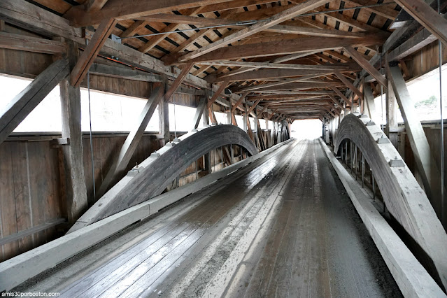 Interior del Puente Cubierto Taftsville Covered Bridge en Vermont