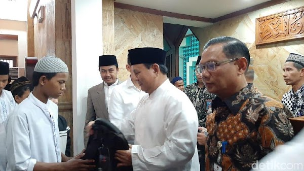 Prabowo Salat Jumat di Masjid Kemhan dan Santuni Anak Yatim