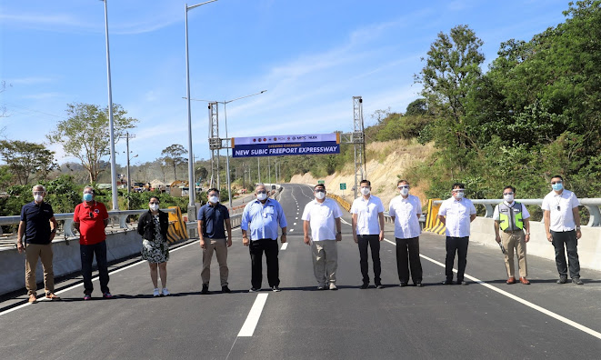 Top-ranking government officials led by Executive Secretary Salvador Medialdea, Public Works Secretary Mark Villar, Transportation Secretary Arthur Tugade, Presidential Spokesperson Harry Roque, and SBMA Chairman Wilma Eisma headlined the opening of the newly completed 8.2-km Subic Freeport Expressway (SFEX) on Friday, Feb. 19.