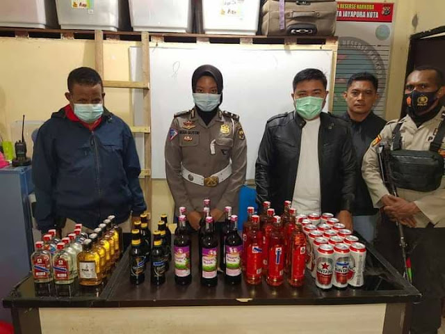 Polisi Amankan 52 Botol Miras di Dok II Jayapura