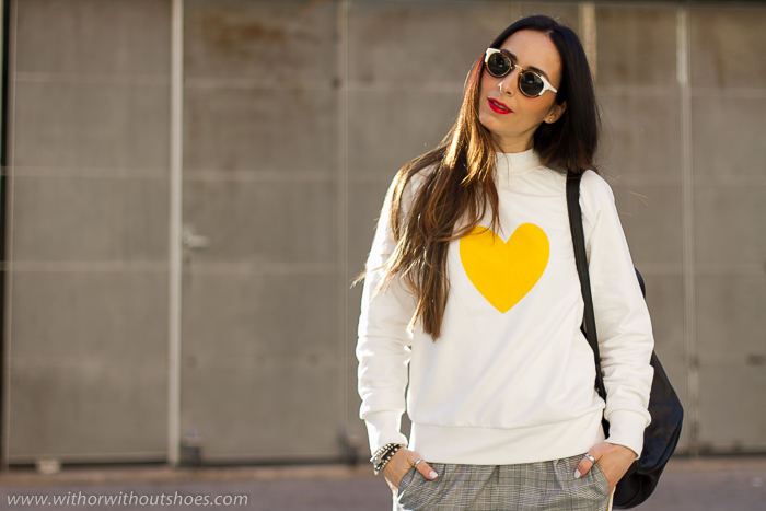 Influencer blogger Valencia Tendencias Streetstyle look casual con sudadera Selected