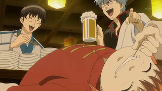 Gintoki, Kagura i Shinpachi dobrze się bawią w swoim gronie