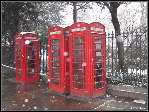 Neige à Londres Russell Square cabines telephoniques rouges typiques anglaises