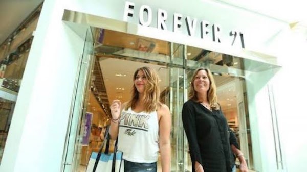 Forever 21 en Estados Unidos prohíbe a sus empleados hablar español; la demandan.