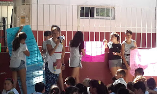 La imagen muestra otra docente realizando una ponencia de lo trabajado sobre el tema