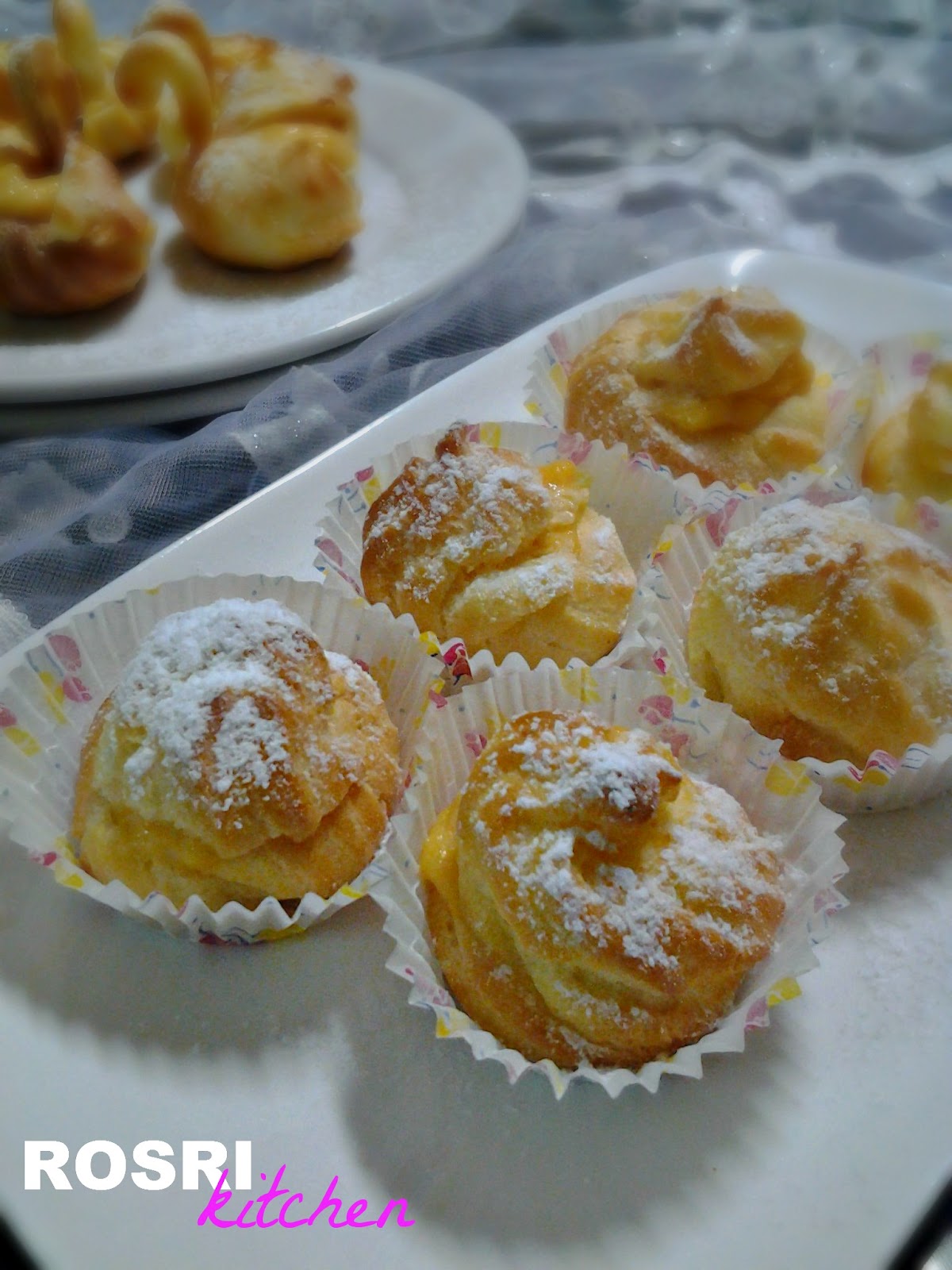 ROSRI kitchen: Cream Puff With Swan Cream Puff