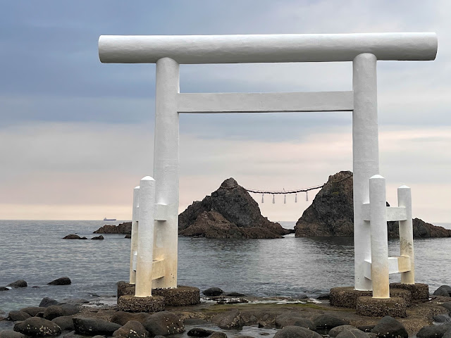 【福岡】觀光．漂浮在海上的夫婦岩與白色海上鳥居｜櫻井二見浦