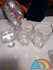 Llenado de vasos de agua hasta la mitad