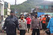 Kapolres Garut Sigap Tinjau Lokasi Bencana Alam Banjir Bandang di Kampung dan Desa Dangiang Kecamatan Banjarwangi Kabupaten Garut