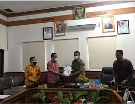 Berkas PAW Aidi Hatta Diserahkan Sekertaris KPU ke DPRD kabupaten Muaro