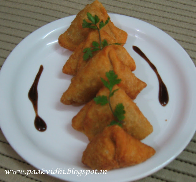 http://paakvidhi.blogspot.in/2014/03/pithi-samosaurad-dal-samosas.html