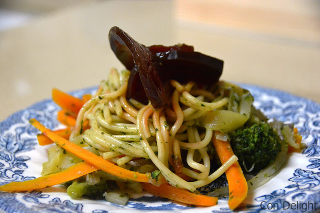 ספגטי בריאות צבעוני טבעוני - Colorful vegan spaghetti dish