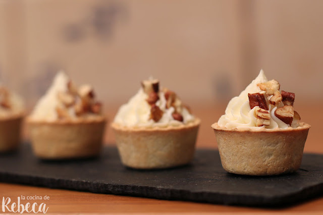 Tartaletas de crema de queso, membrillo y nueces