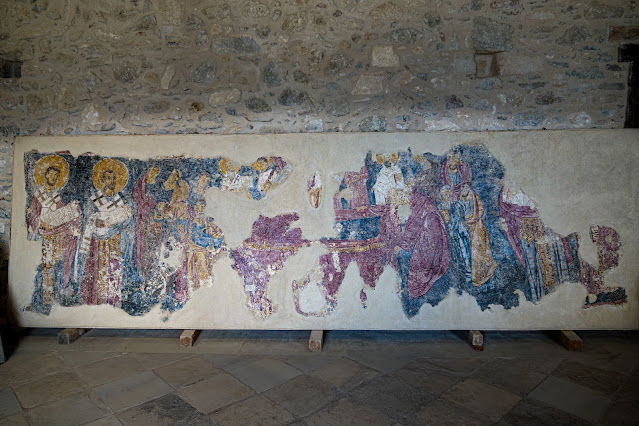 Βυζαντινή τοιχογραφία με παράσταση αγίων που αφαιρέθηκε από τοξωτή αψίδα εκκλησίας και θα είναι ένα από τα εκθέματα του Βυζαντινού Μουσείου.  [Credit:ΚΩΝΣΤΑΝΤΙΝΟΣ ΓΕΩΡΓΟΠΟΥΛΟΣ]