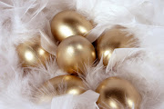 . white feathers.the ohsoglamorousgirl's way to do Easter Eggs! This . (golden eggs feathers)