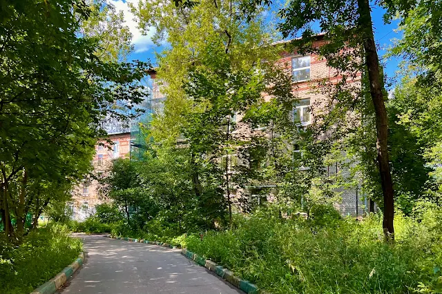 Охотничья улица, дворы