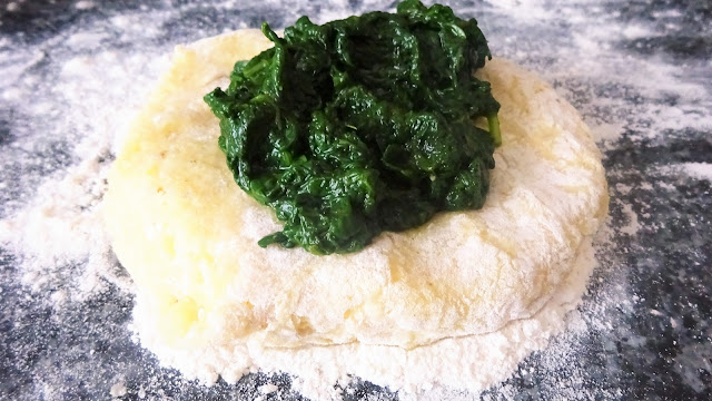 tri-colour-gniocchi-pasatadumplings-potatoes-spinach-flour-egg-nutmeg-pasta-