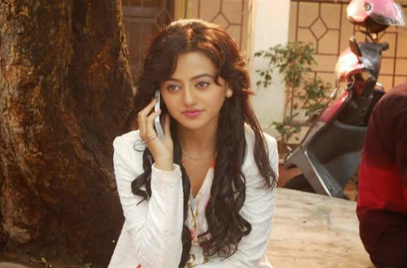 Helly Shah Beautiful HD Wallpaper Free