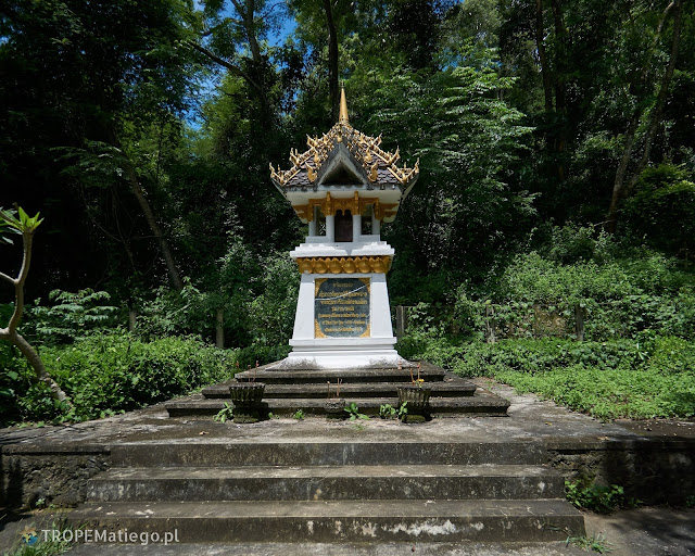 A monument in front of Tham Piew Caves