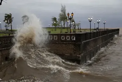 Ola azotando el murallón de costanera Río de la Plata