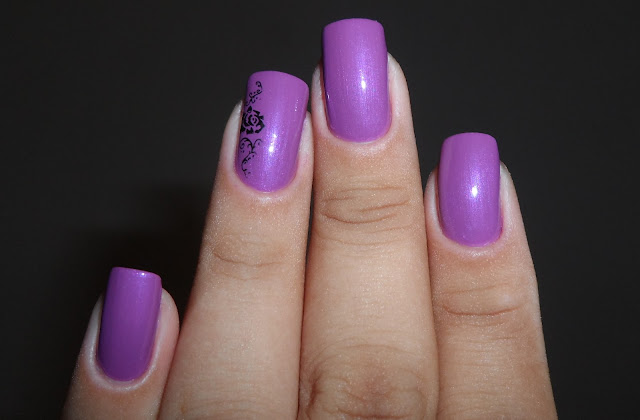 Esmalte Lilac Cream, O Boticário + Carimbo