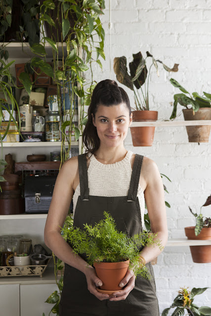 Summer Rayne Oakes - kobieta, która hoduje 500 roślin w swoim mieszkaniu. Summer Rayne Oakes -  woman who keeps 500 plants in her apartment.