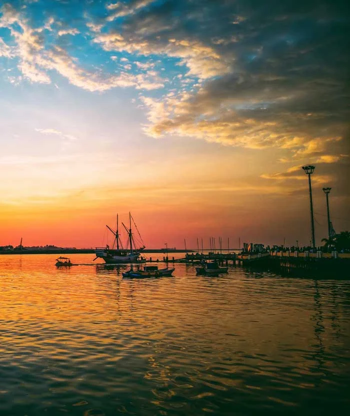 Sunset di Pantai Makassar Sulawesi Selatan