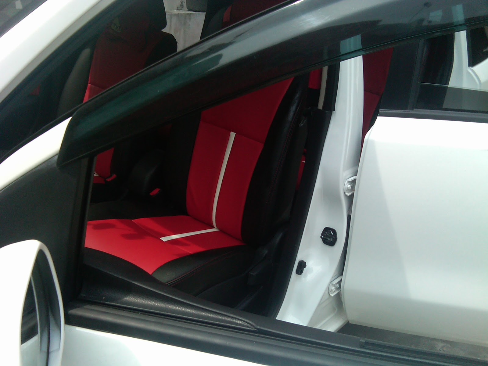 Sarung Jok Mobil Nissan Grand Livina Kombinasi Merah Dan Hitam