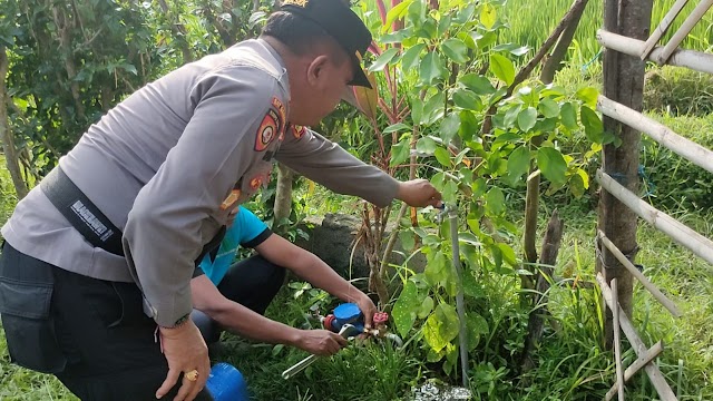 Berbagi di Hari Bhayangkara ke-77, Kapolres Klungkung Berikan Air PDAM  Terhadap Warga Gunaksa