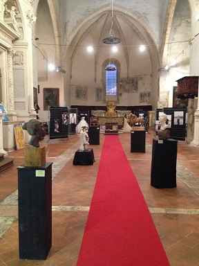 Mostra pornográfica na igreja de San Francisco, em Cássia, antes do terremoto. Foto reduzida para não ressaltar os detalhes obscenos