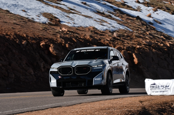 El BMW XM Label con  738 CV establece un nuevo récord para SUV eléctricos híbridos en Pikes Peak