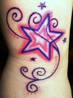 Tatuagens de estrelas em rosa e roxo